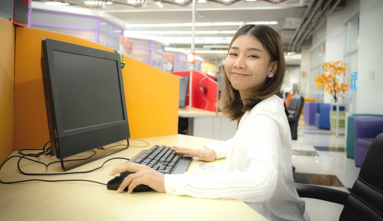Equipo trabajando en estrategias de construcción de enlaces