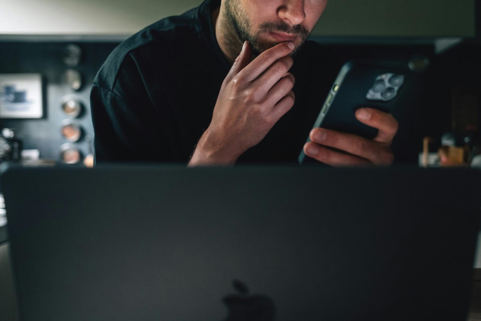 Estudiantes colaborando en proyecto de link building