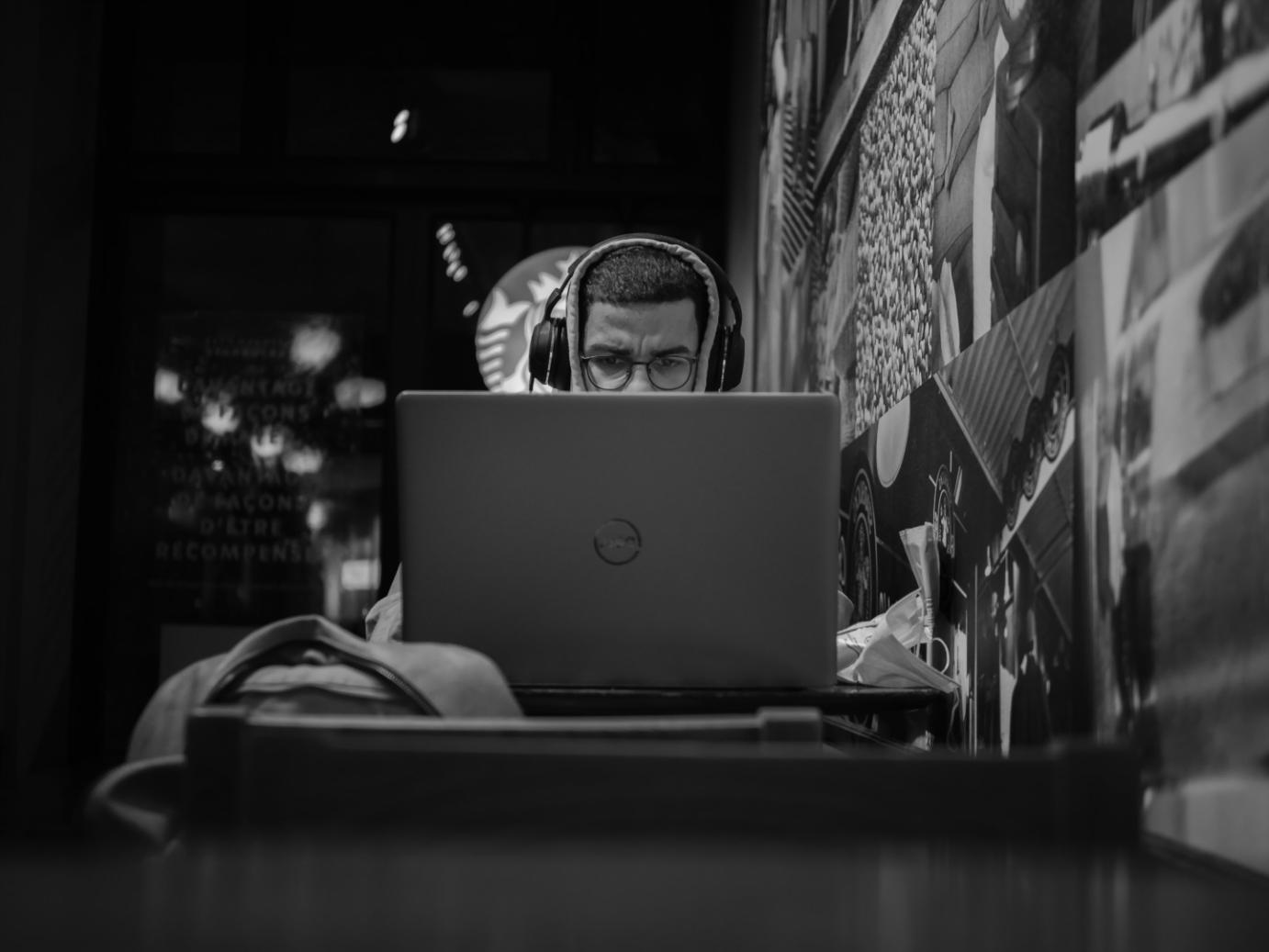 Grupo revisando métricas de autoridad de dominio