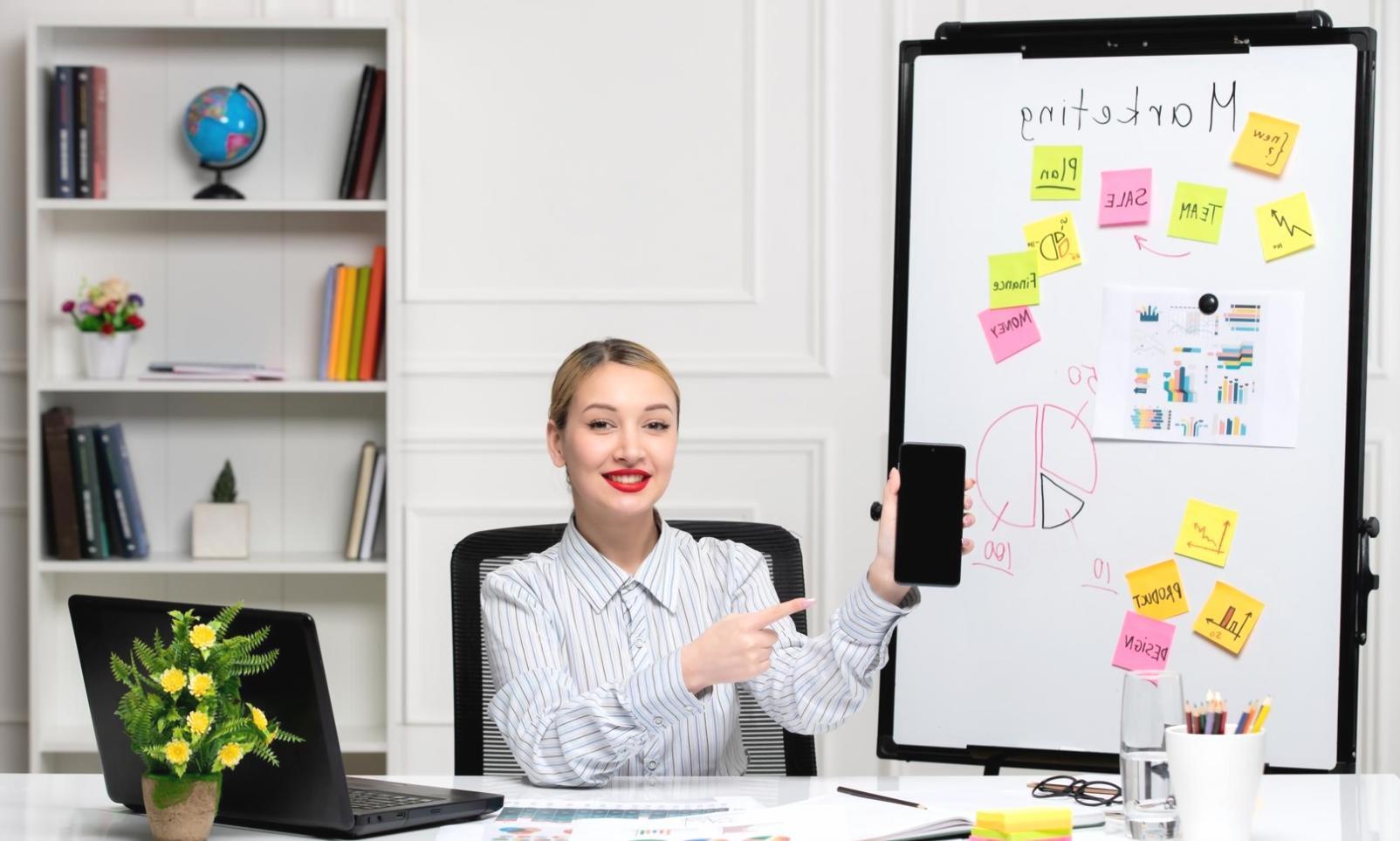 Estudiante trabajando en estrategia de outreach